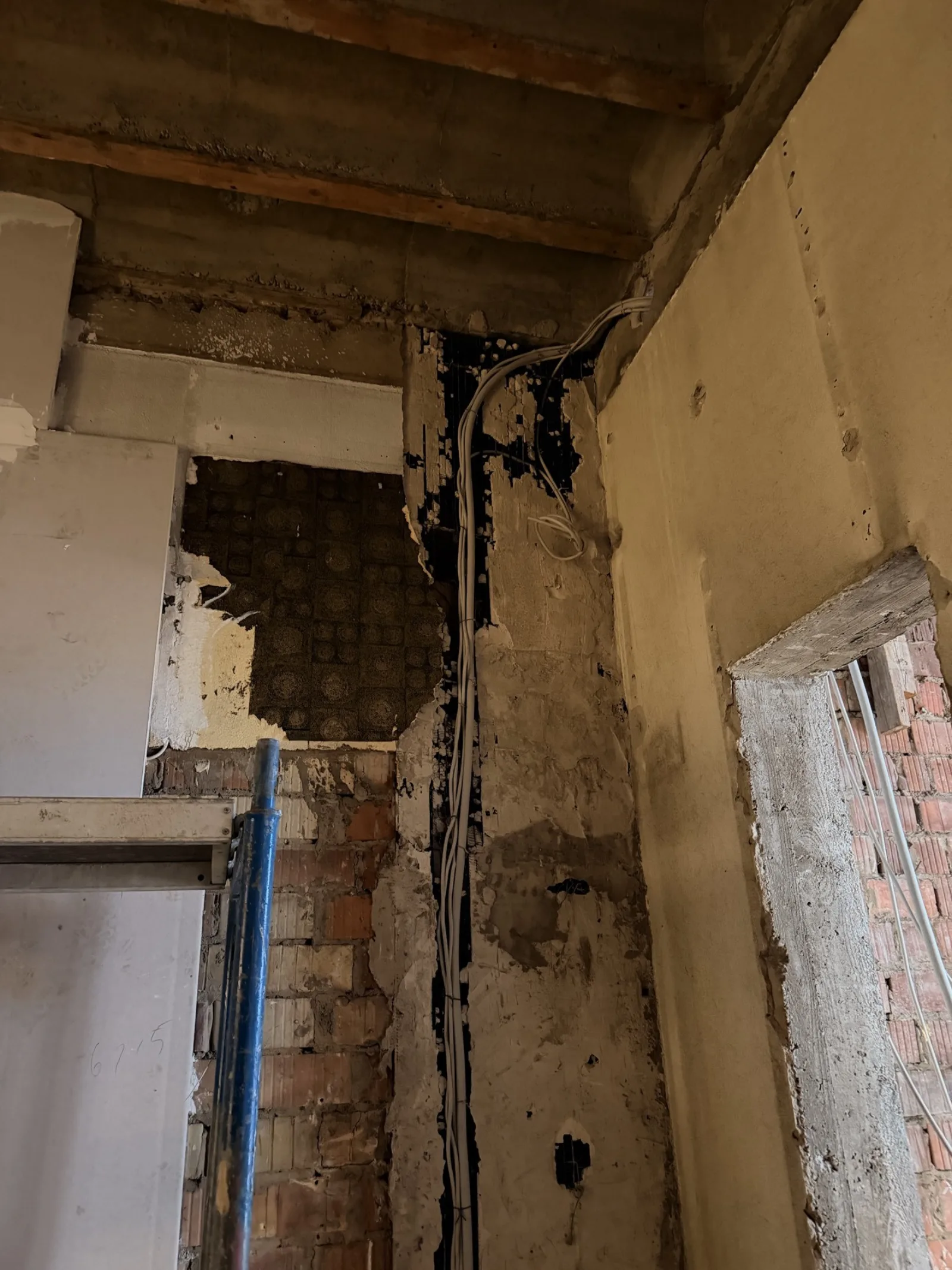 Neue Leitungen im geöffneten Wandschlitz des Altbau bei Schnitzery in S1, 5 Mannheim