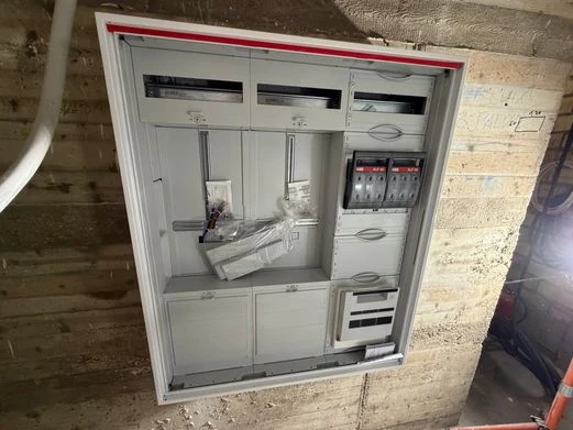 Offener Wandlerschrank während der Montage an einer Mauerwerkswand bei Schnitzery in Mannheim