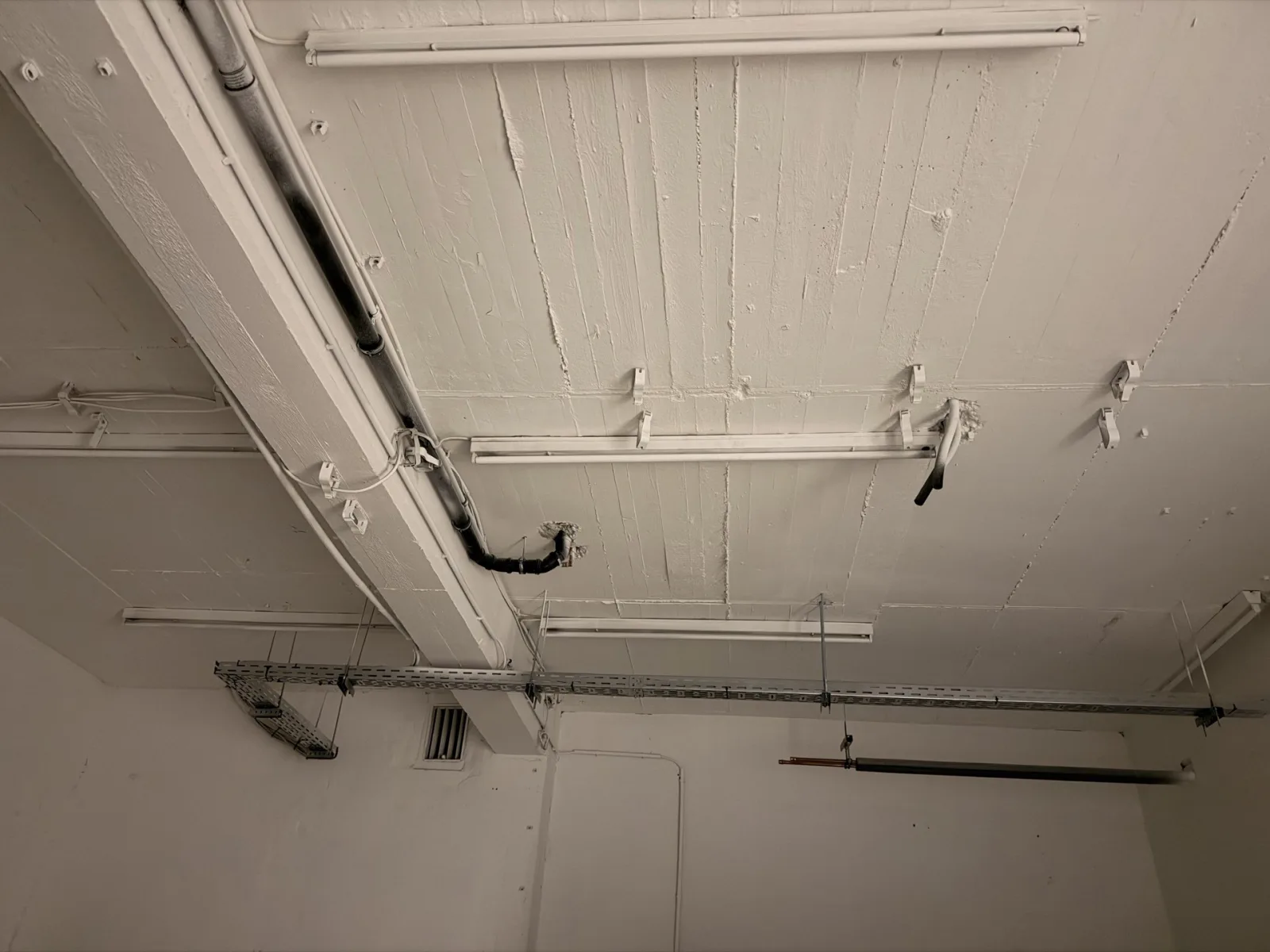 Erste Kabeltrasse unter der Restaurantdecke bei Schnitzery in S1, 5 Mannheim