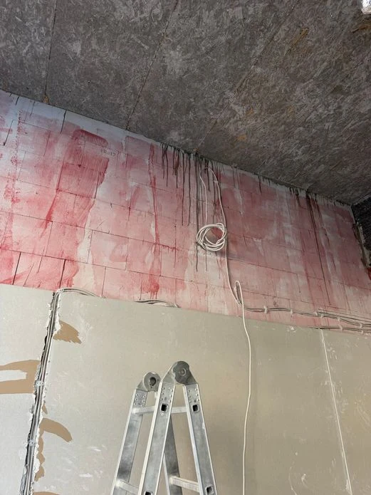 Elektroleitungen in geöffneten Wandschlitzen unter der Rohdecke bei Schnitzery in S1, 5 Mannheim