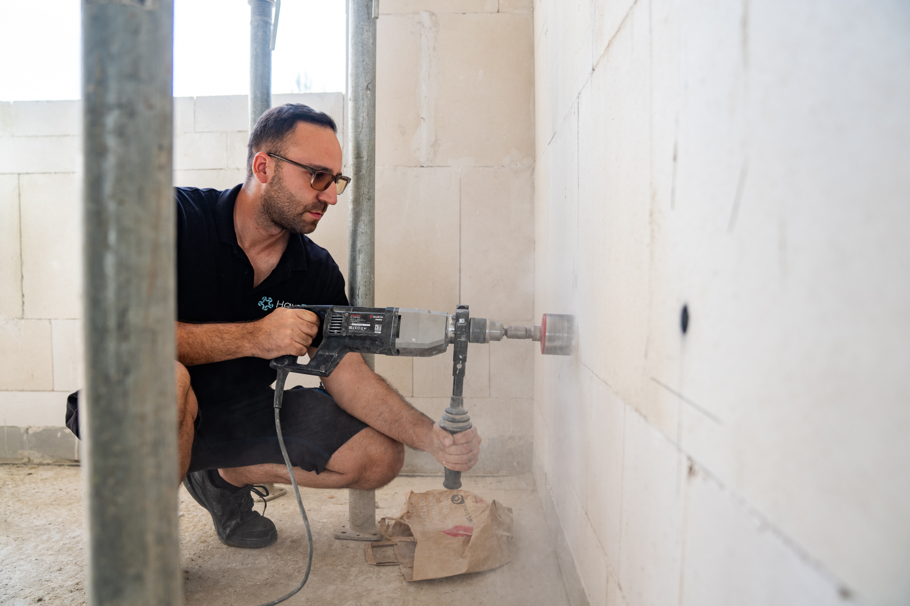 Kernbohrung in einer Betonwand mit dem Bohrhammer