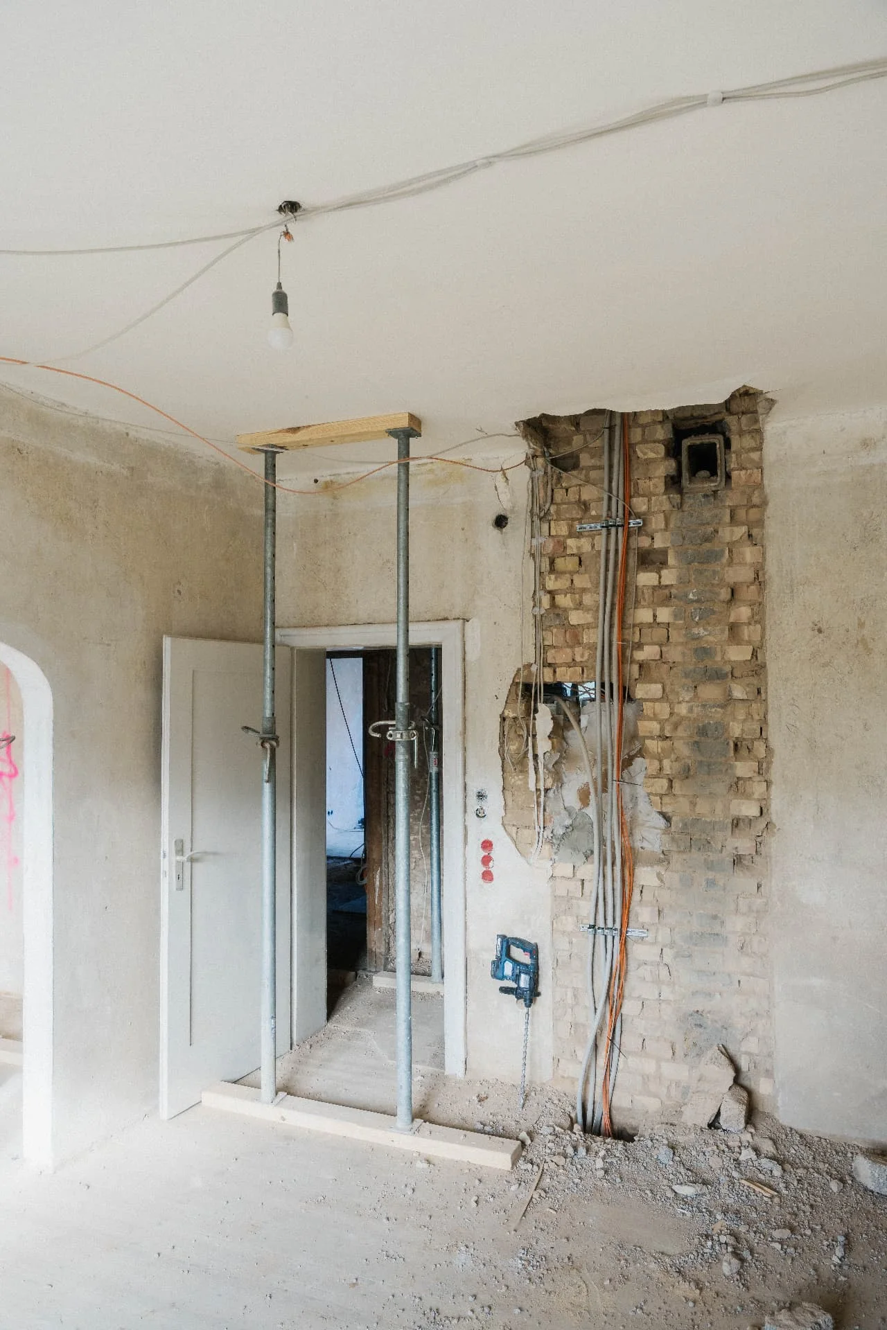 Installationsrohre und Leitungen im freigelegten Mauerwerk am Rebstock 8