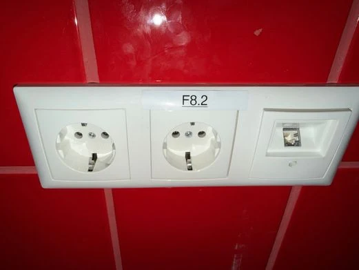 Zwei Steckdosen und ein LAN-Anschluss mit Stromkreiskennzeichnung F8.2 bei Schnitzery in Mannheim