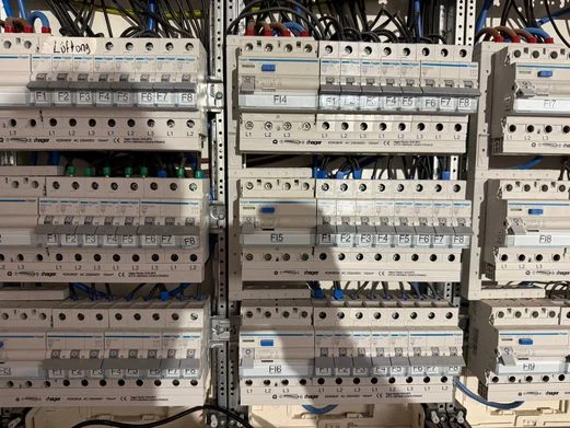 Offene Unterverteilung mit beschrifteten Sicherungsreihen während der Elektroarbeiten bei Schnitzery in Mannheim