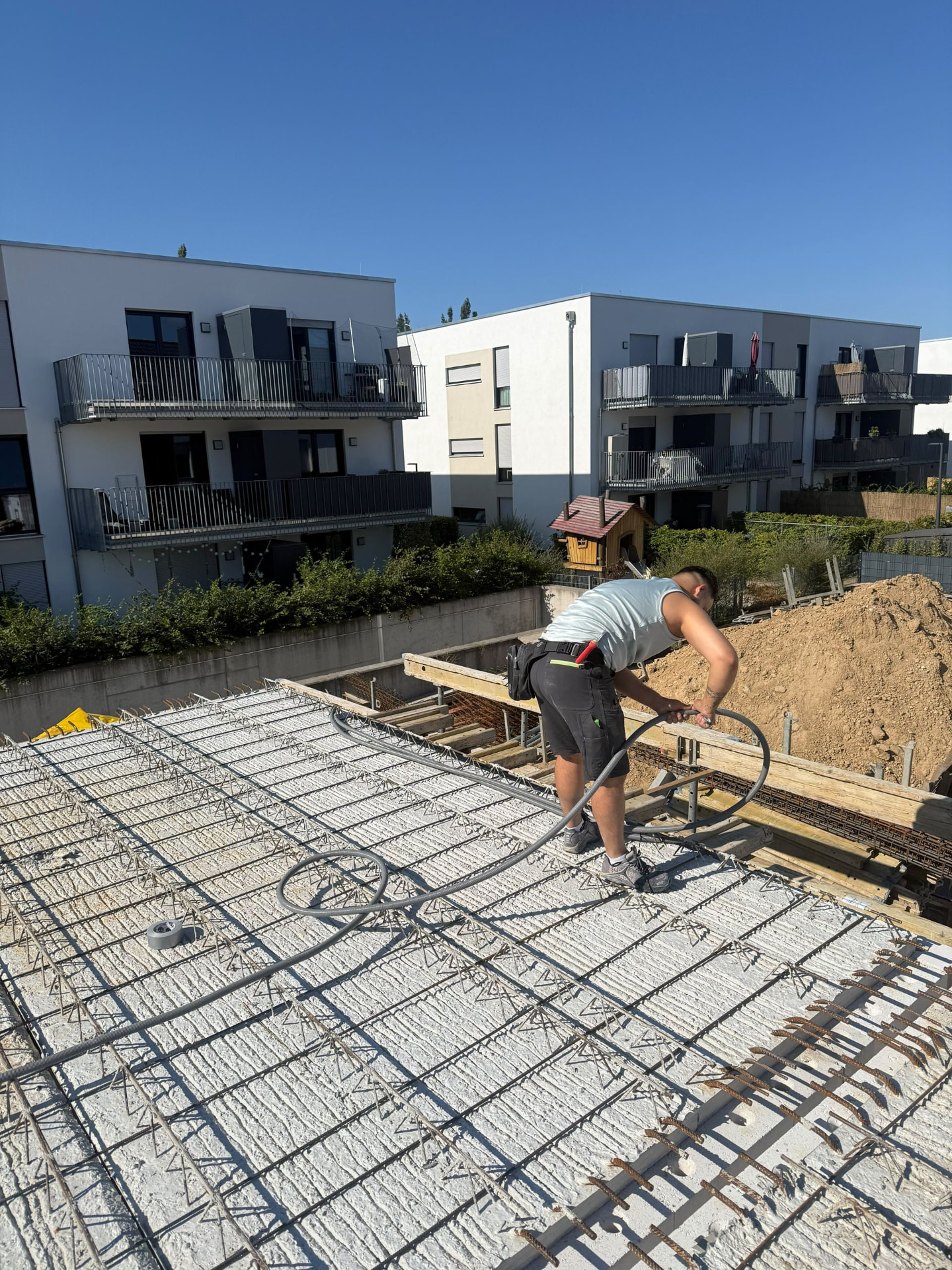 HausEtage-Monteur verlegt Leerrohre in einer Dachbewehrung