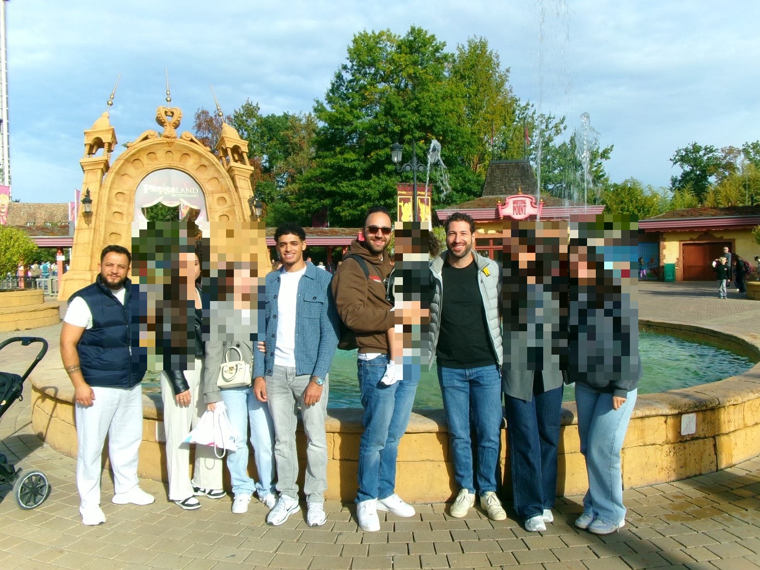 Das HausEtage-Team mit Familien beim gemeinsamen Ausflug ins Plopsaland im Sommer 2026