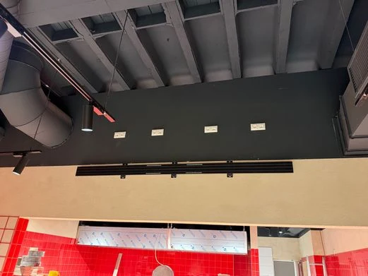 Netzwerkanschlüsse für das Menüboard über dem Küchenbereich bei Schnitzery in Mannheim