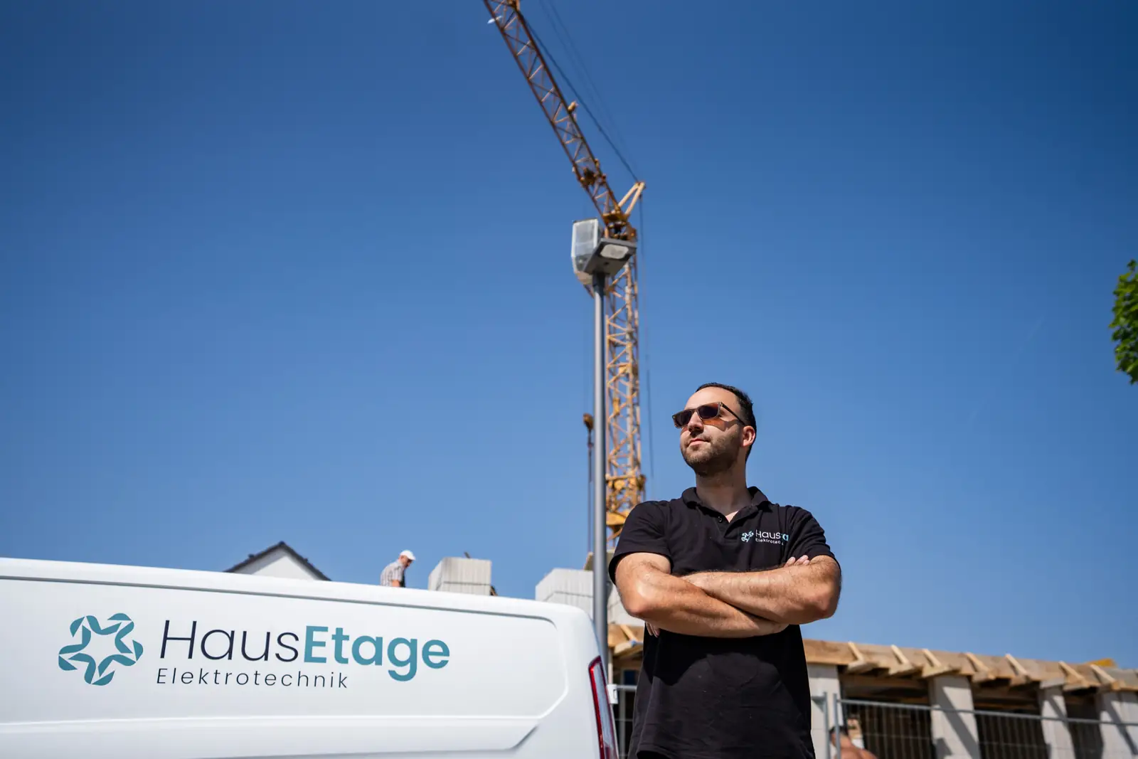 Berk Yilmaz, Geschäftsführer und Meister der HausEtage HE Elektrotechnik GmbH, auf einer Baustelle