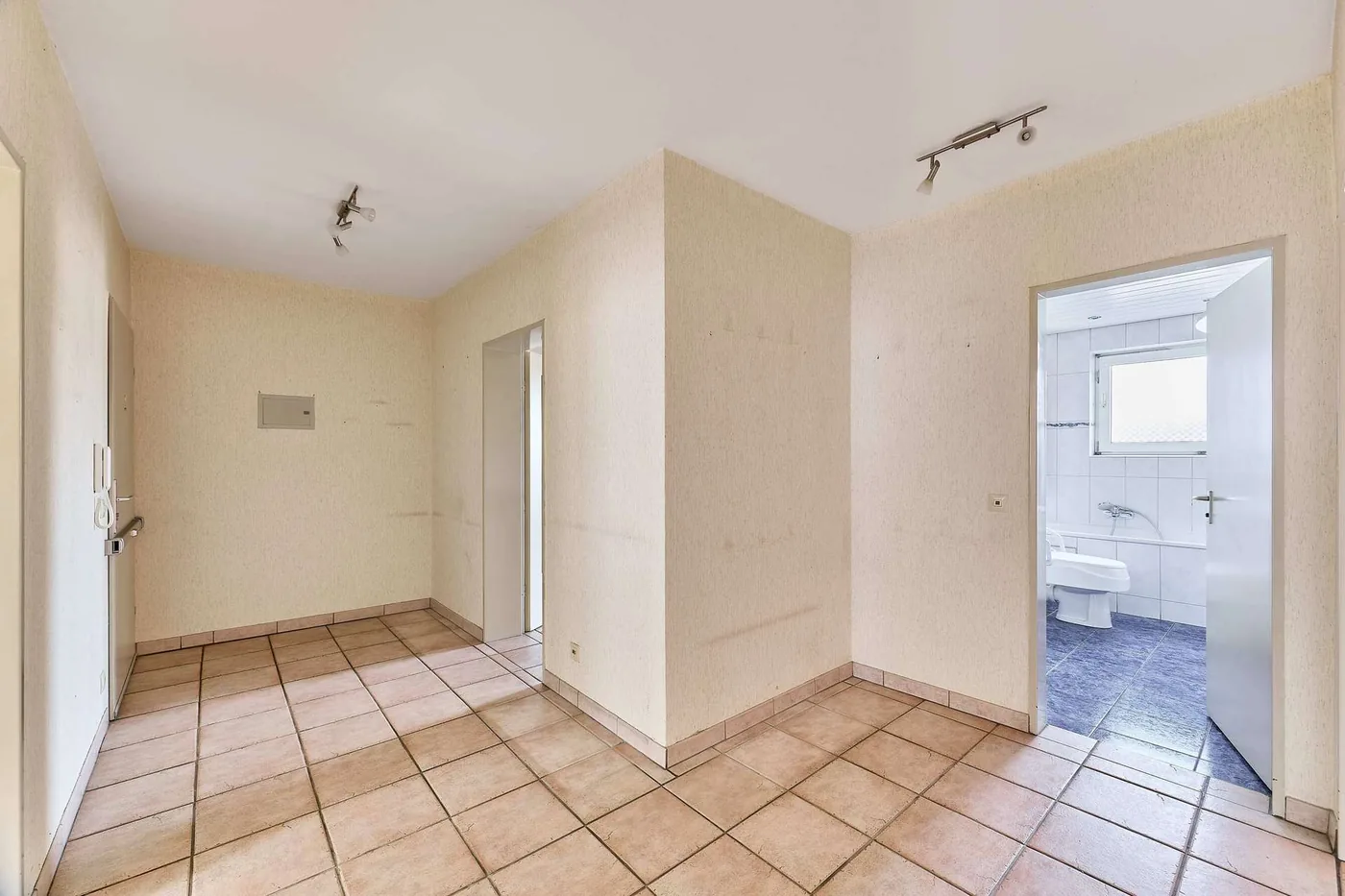 Flur der Wohnung Relaisstraße 47 Mannheim-Rheinau vor der Sanierung