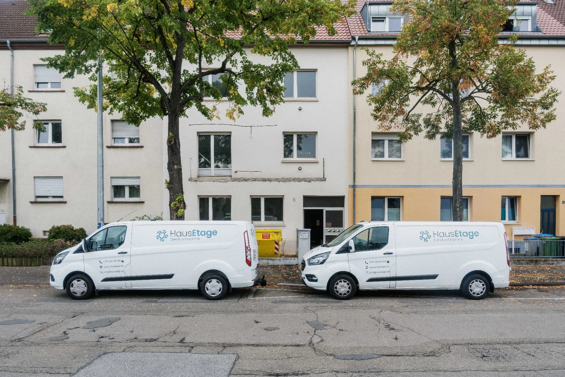 Zwei HausEtage-Firmenfahrzeuge vor dem Wohnhaus am Rebstock 8 in Mannheim