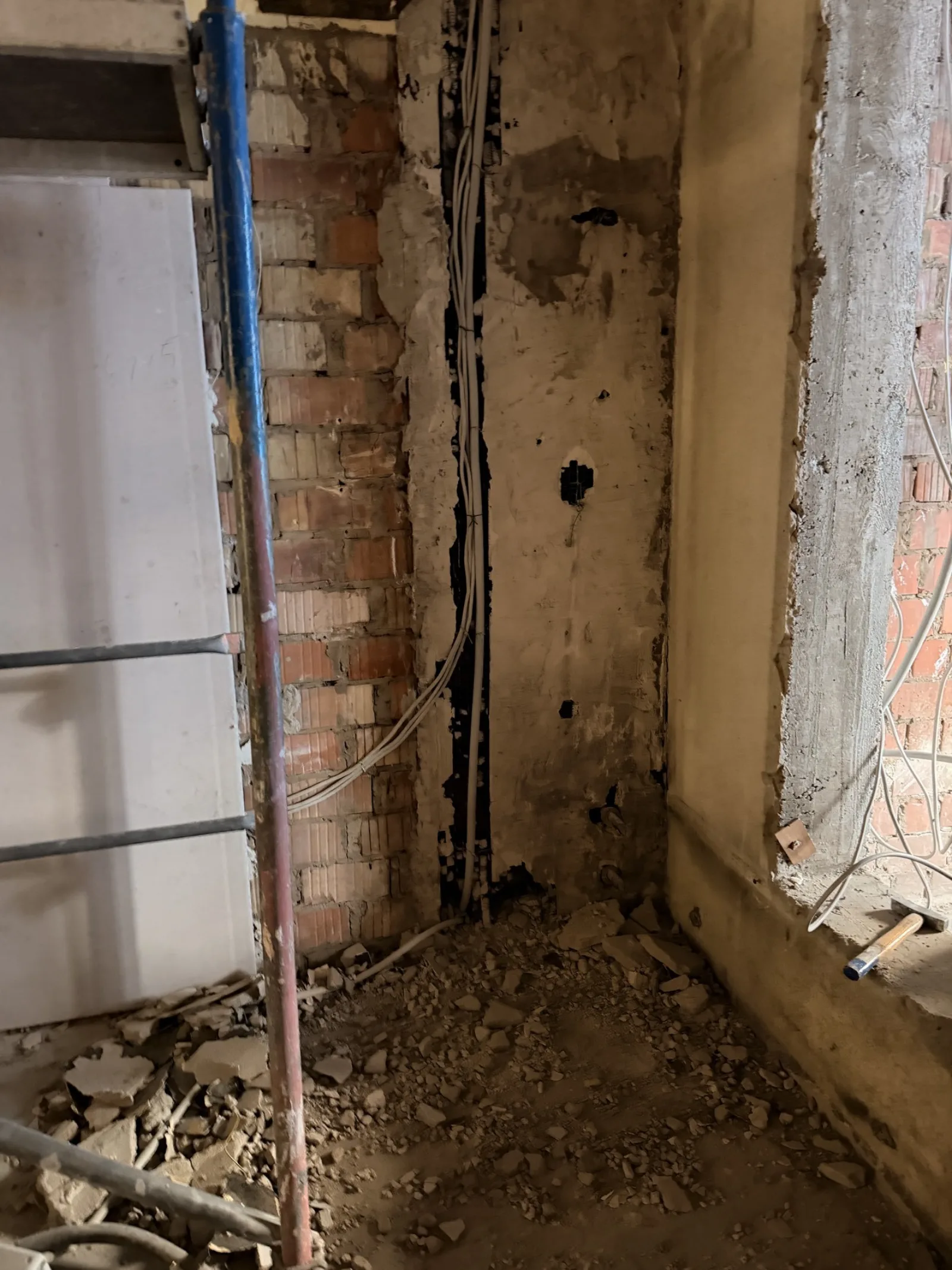 Rohinstallation mit geöffneten Kabelschlitzen während der Sanierung bei Schnitzery in S1, 5 Mannheim