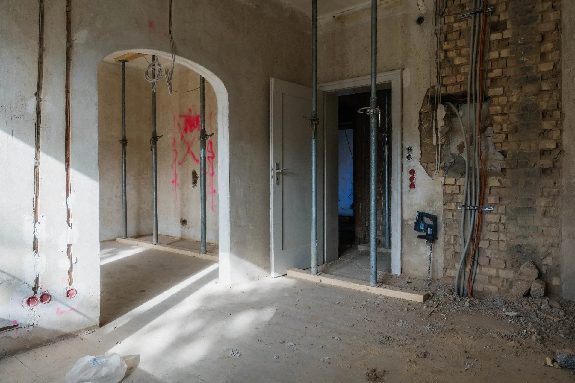 Raum mit geöffneten Wänden und Elektro-Rohinstallation am Rebstock 8 in Mannheim