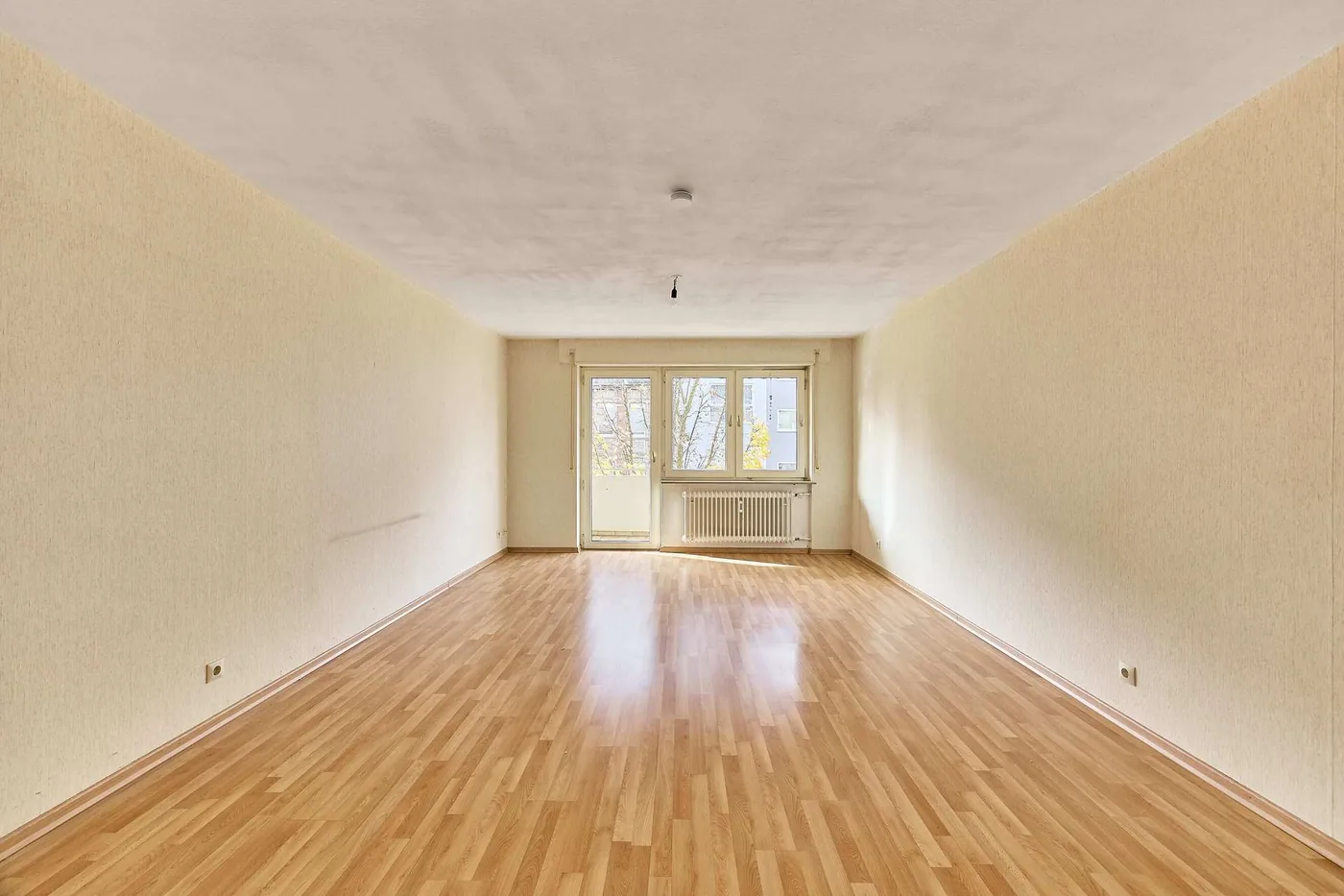 Wohnzimmer der Wohnung Relaisstraße 47 Mannheim-Rheinau vor der Sanierung